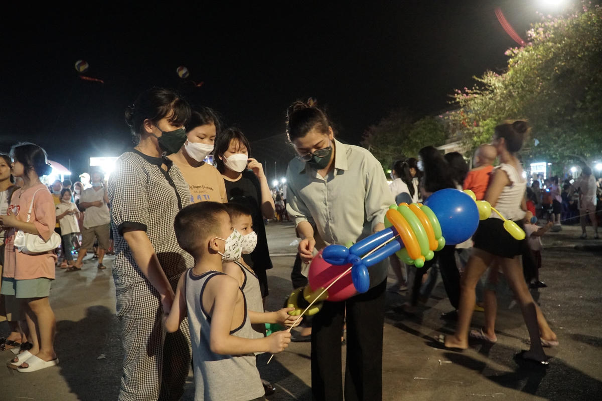 Nhiều gia đình cũng dẫn theo con nhỏ đến vui chơi tại phố đi bộ thành cổ Sơn Tây.