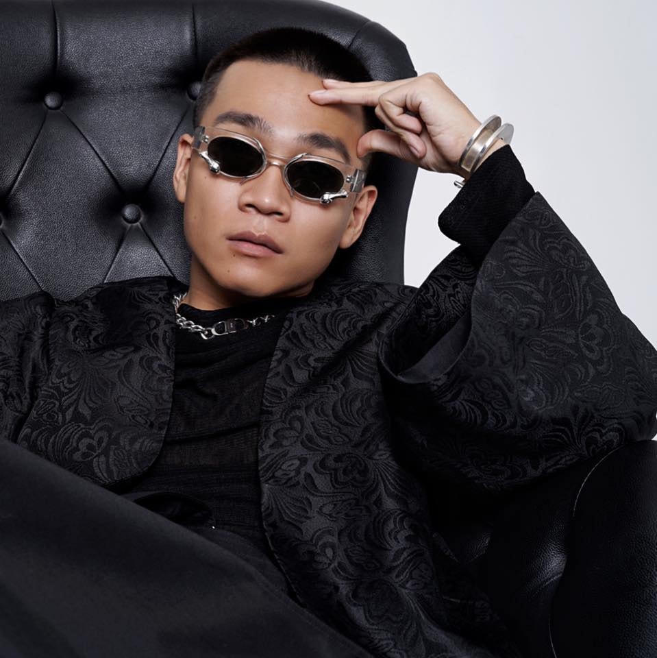 Rapper Wowy gửi lời chúc ngày mới nhiều niềm vui đến Fans với lời lẽ không thể nhịn cười: “Ngày mới nhiều niềm vui nhé các thiên sứ. Xí cho anh hỏi: A suy nghĩ mãi nhìn sao anh cũng ngầu thế mà mọi người nhìn xong cứ thấy mắc cười là sao ta”.