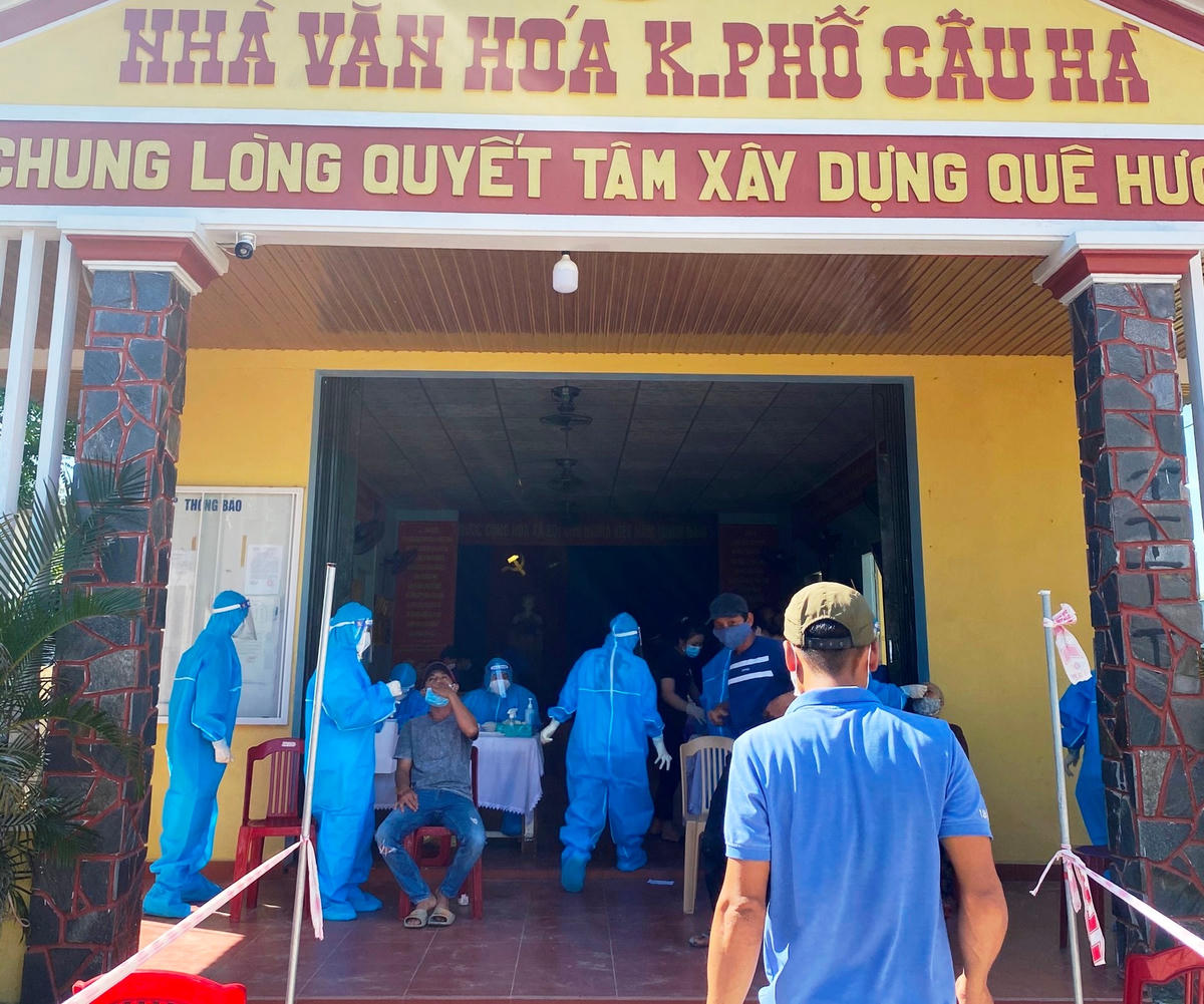 Lấy mẫu xét nghiệm Covid-19 ở khối phố Câu Hà, phường Điện Ngọc, thị xã Điện Bàn vào sáng 16/9.