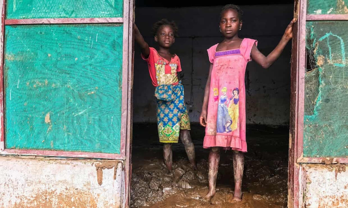 Một ngôi nhà bị ảnh hưởng nặng nề bởi bùn và lũ lụt sau khi cơn bão Ana đi qua quận Tete, Mozambique. Ảnh: Andre Catueira / EPA.