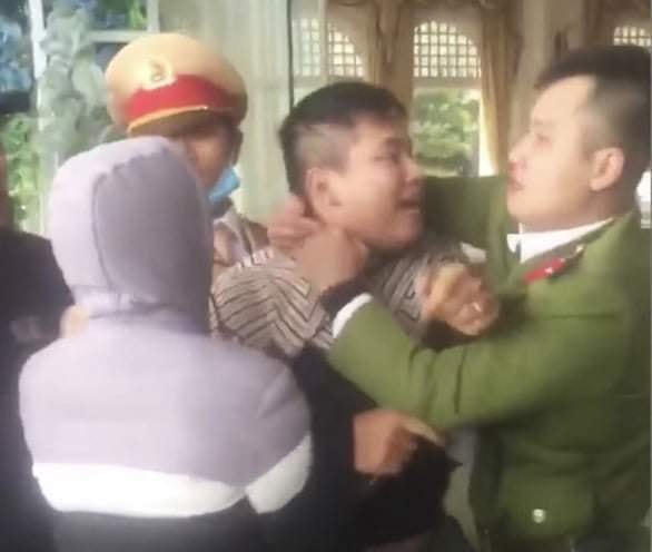 Lưu Tuấn Nghĩa có hành vi tấn công cảnh sát. Ảnh: Công an TP Hải Phòng.