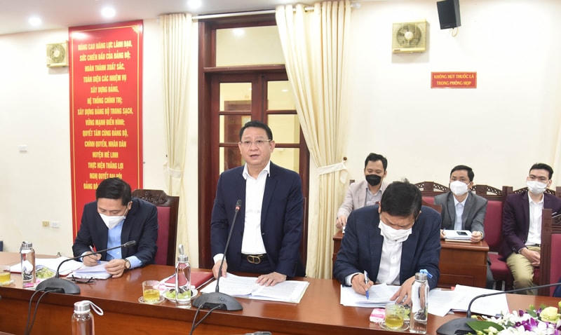 Chủ tịch UBND huyện Mê Linh Hoàng Anh Tuấn báo cáo tại buổi làm việc.​