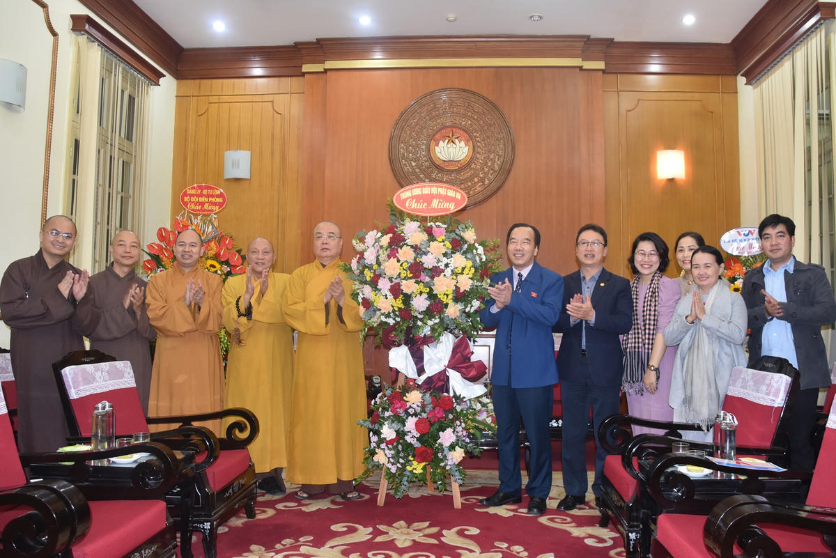 Phó Chủ tịch Ngô Sách Thực đón nhận lẵng hoa chúc mừng từ Trung ương GHPG Việt Nam.