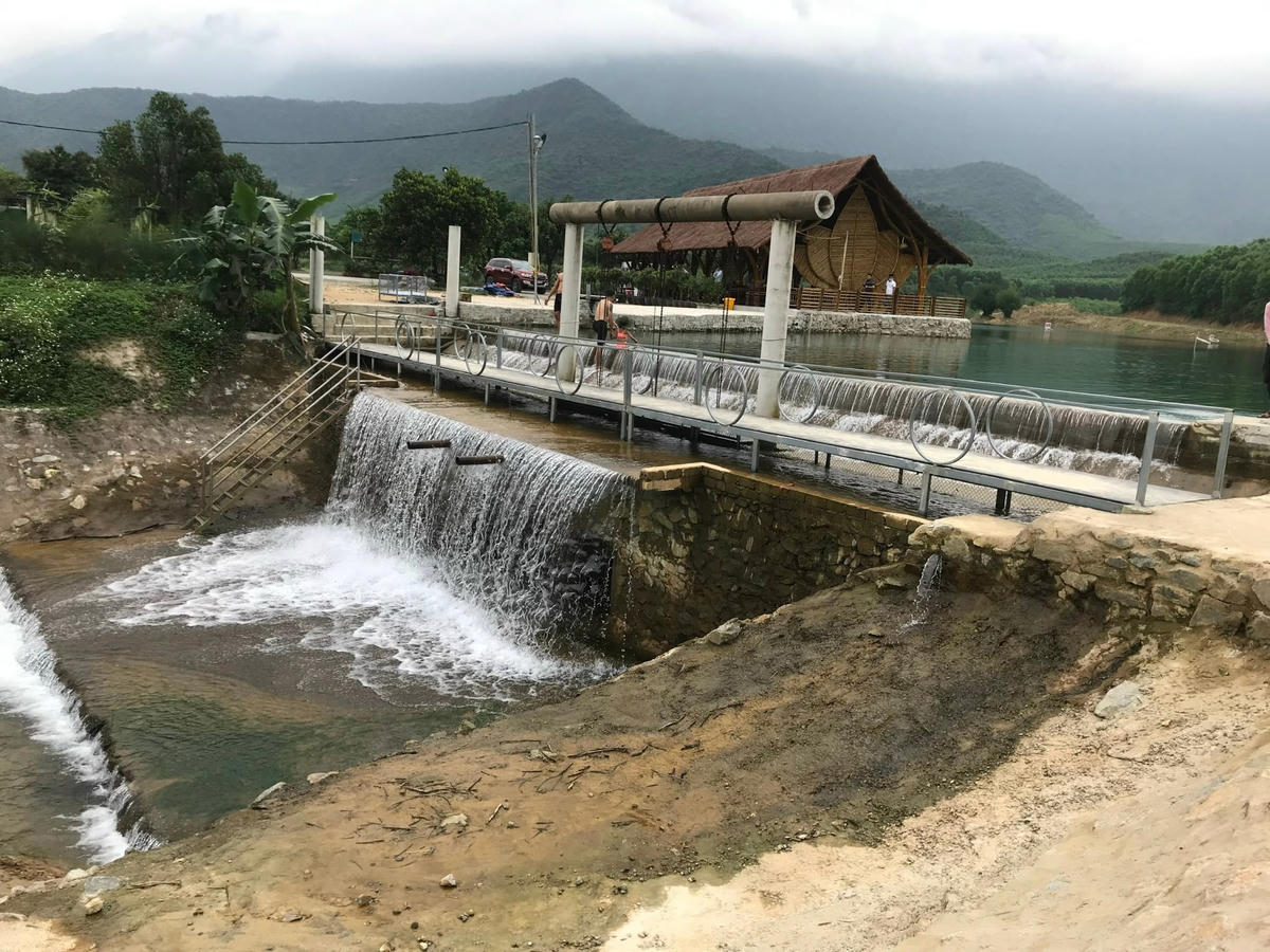 “Nông trang vườn hồng” đón khách du lịch đến tham quan, sử dụng các dịch vụ.
