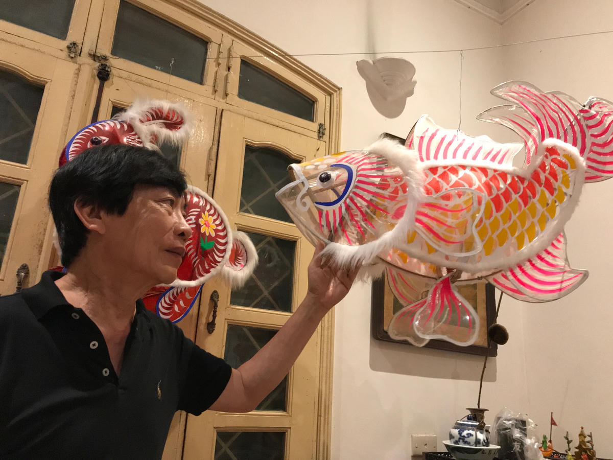 Nhà nghiên cứu Trịnh Bách bên mẫu đèn Trung thu mới được khôi phục.