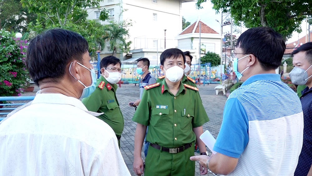 Đại tá Lê Phú Thạnh, Phó Giám đốc Công an tỉnh An Giang chỉ đạo công tác khám nghiệm và điều tra tại hiện trường.
