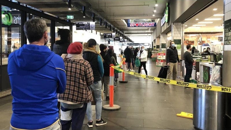 Ngay từ khi chính quyền chưa tuyên bố tình trạng thảm họa, người dân thành phố Melbourne đã xếp hàng dài bên ngoài siêu thị để mua đồ tích trữ. Nguồn: WENDY TOUHY.  