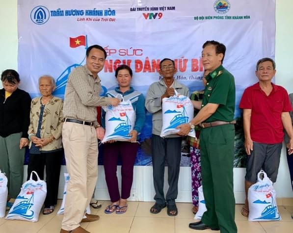Trầm Hương Khánh Hòa tiếp sức cho ngư dân trong mùa dịch Covid với hàng ngàn tấn gạo ân tình.