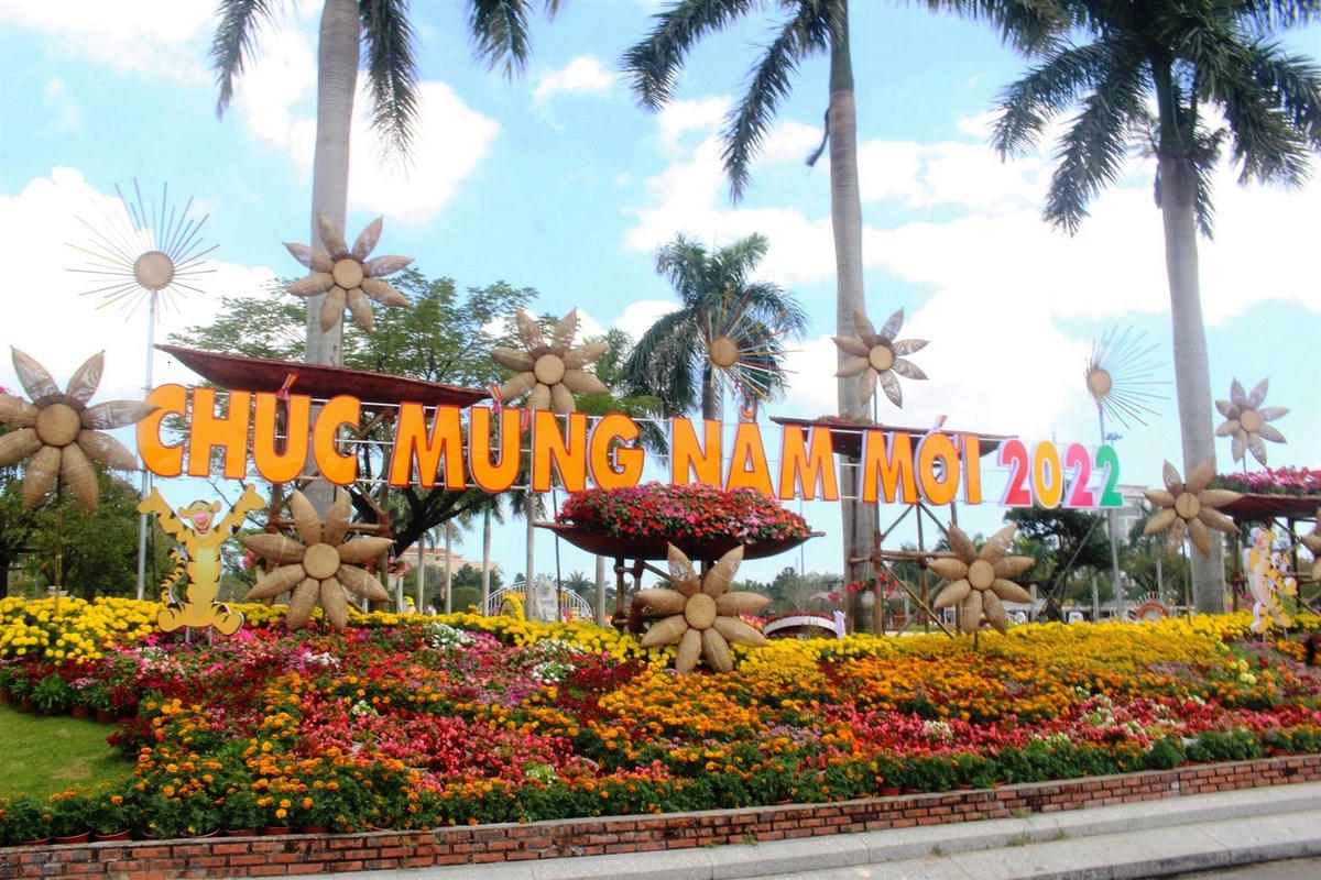 Những đồ đạc làm được bằng tre đem trưng bày tại Quảng trường 24/3.