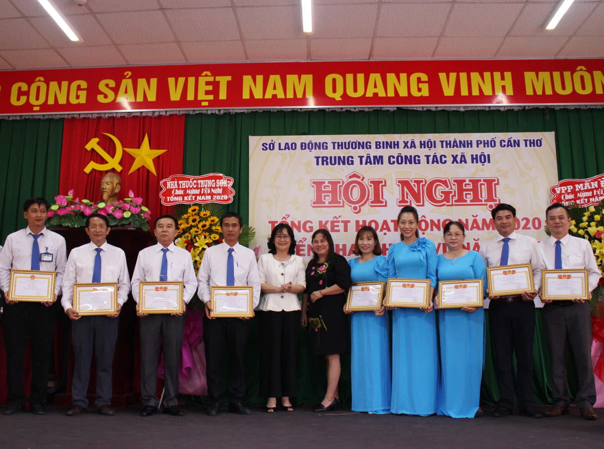 Các cá nhân nhận giấy khen của Giám đốc Sở LĐ - TB&XH TP Cần Thơ