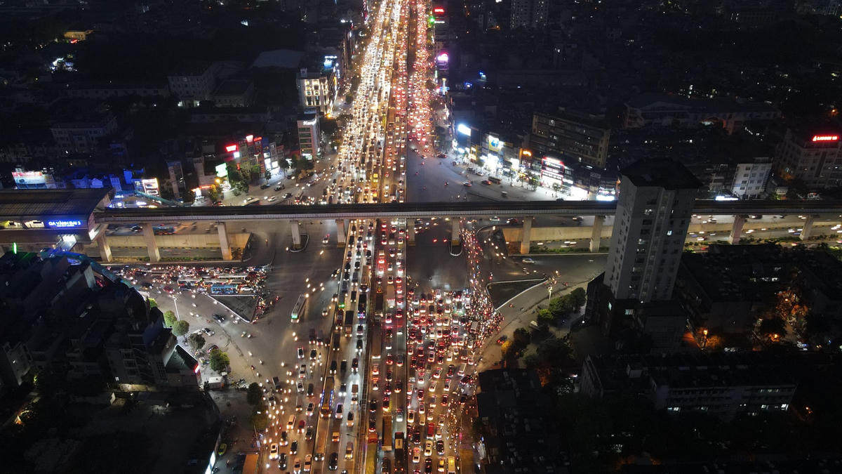 Còn tại tuyến đường Vành đai 3 trên cao, đoạn qua nút giao hồ Linh Đàm, cũng xảy ra tình trạng ùn tắc kéo dài hàng cây số theo hướng về Nguyễn Xiển, Đại Lộ Thăng Long...