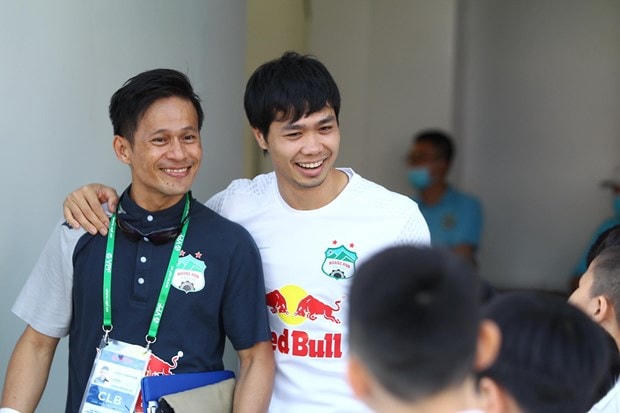 Kiatisak cất Công Phượng và hàng loạt trụ cột ở trận đấu với An Giang. (Ảnh: Thịnh Quang).