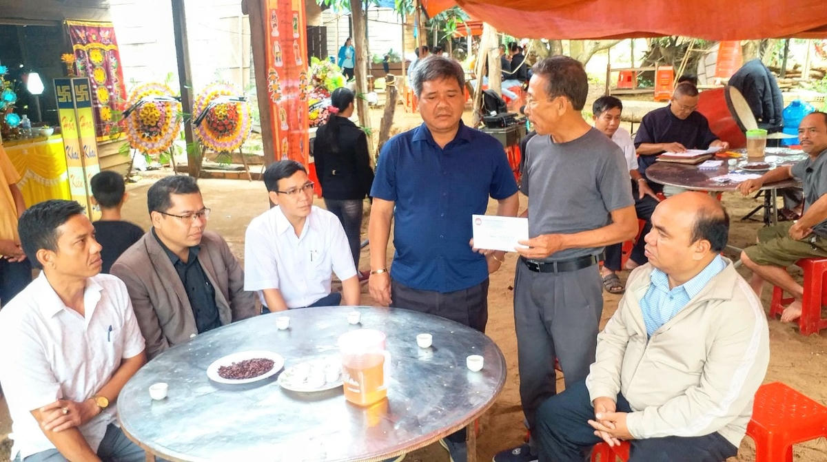 Ông Hồ Văn Điềm, Chủ tịch Ủy ban MTTQ Việt Nam tỉnh Gia Lai  thăm, hỗ trợ các gia đình có người thân bị lũ cuốn trôi tại huyện Chư Prông.