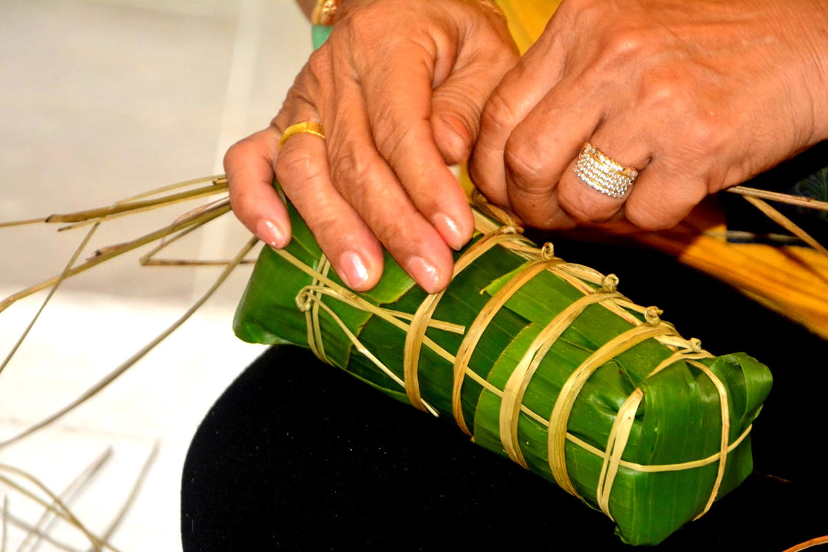 Những đòn bánh tét nghĩa tình của người dân Sóc Trăng gửi đến bà con vùng lũ