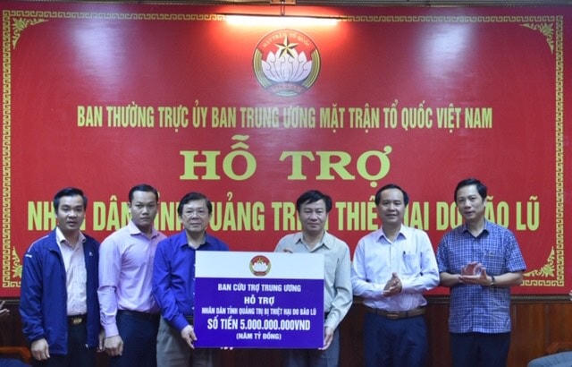 Phó Chủ tịch Nguyễn Hữu Dũng trao hỗ trợ cho tỉnh Quảng Trị.