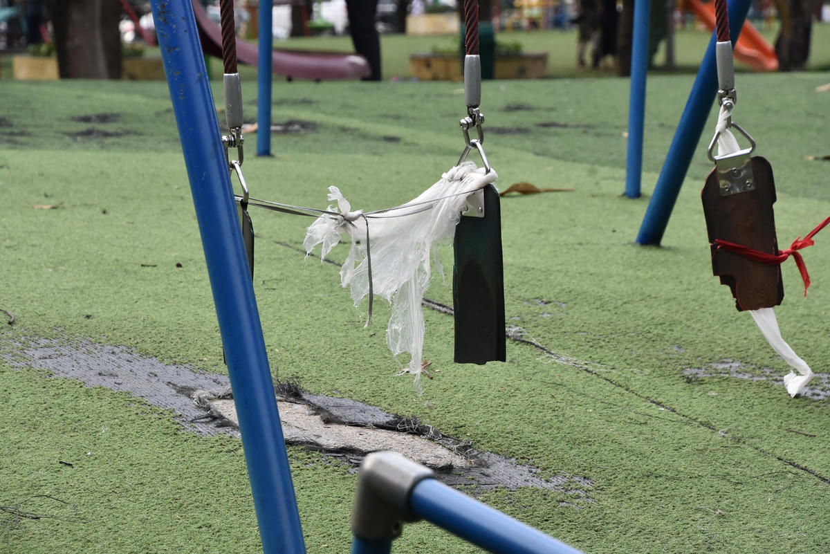 Xích đu vui chơi của trẻ cũng đã không thể sử dụng.