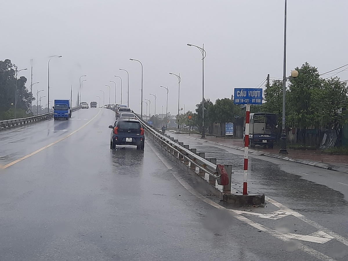 Xe ô tô "lánh nạn" trên cầu vượt, đoạn qua tuyến tránh TP Hà Tĩnh.