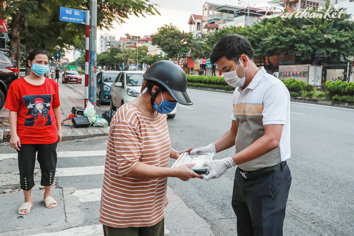[ẢNH] Người nghèo nhận suất ăn từ thiện ngày giãn cách