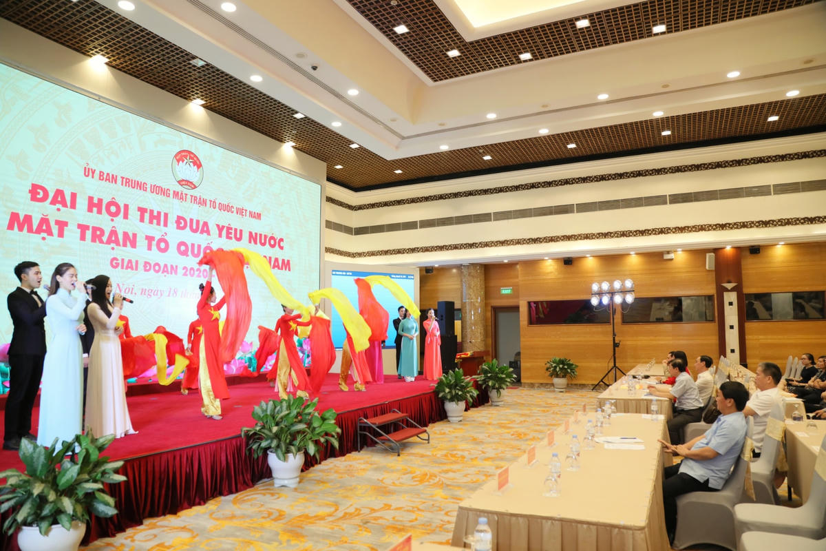 Phó Chủ tịch – Tổng Thư ký Hầu A Lềnh trực tiếp kiểm tra từng khâu trong kế hoạch chương trình. Ảnh Quang Vinh.