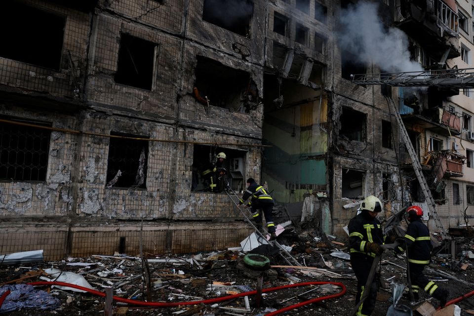 Một tòa nhà bị cháy ở quận Obolon, thủ đô Kiev, Ukraine. Ảnh: Reuters.