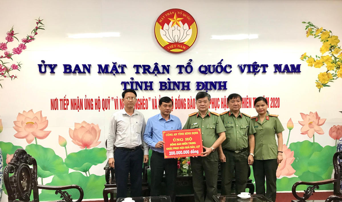 Công an tỉnh Bình Định trao tượng trưng 200 triệu đồng cho Ủy ban MTTQ Việt Nam tỉnh.