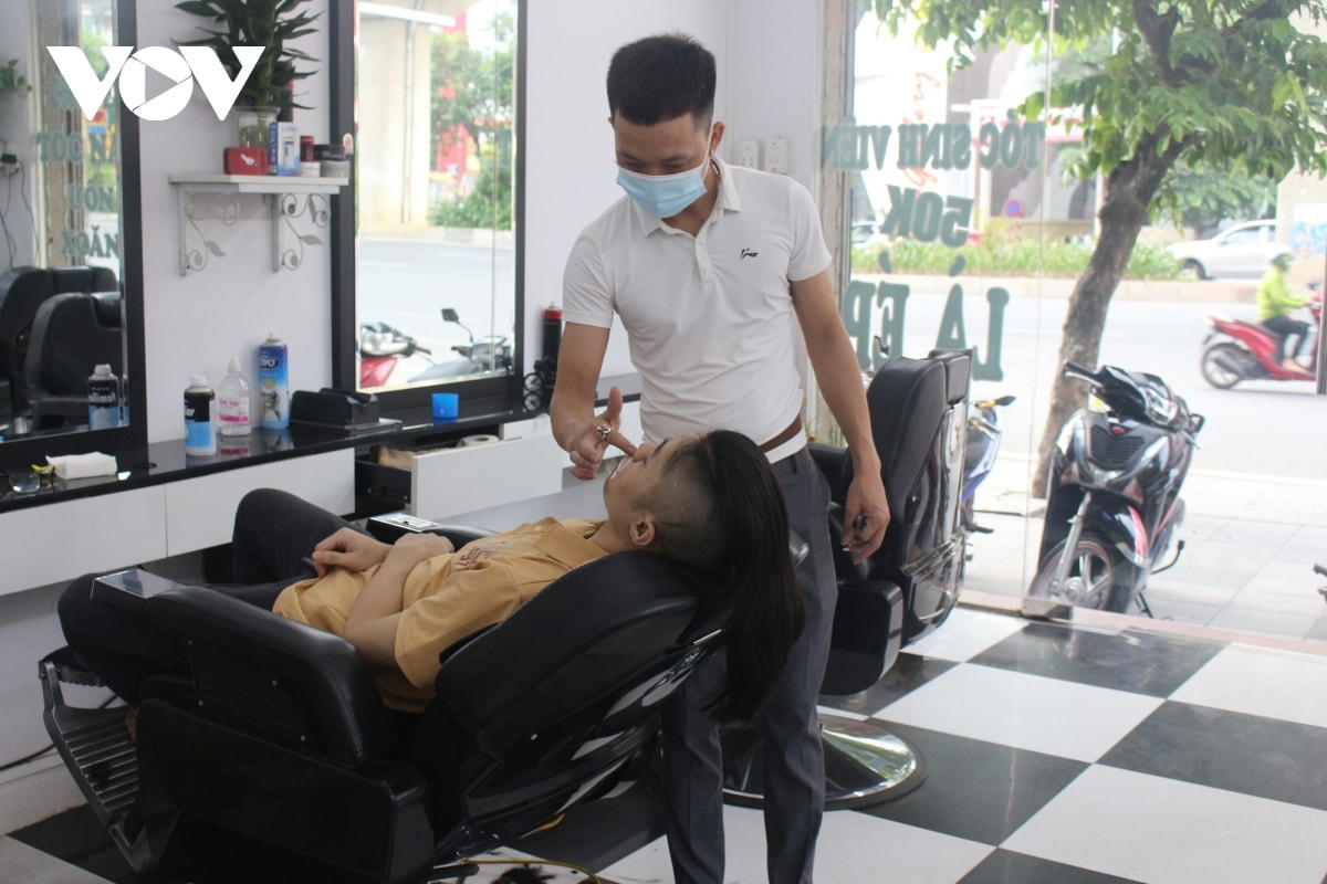 [ẢNH] Người dân Hà Nội phấn khởi mở lại quán ăn, tiệm làm tóc