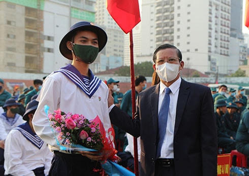 Ông Trần Ngọc Thanh, Chủ tịch UBMTTQ Việt Nam tỉnh Khánh Hòa, tặng hoa động viên tân binh trước khi về đơn vị. 