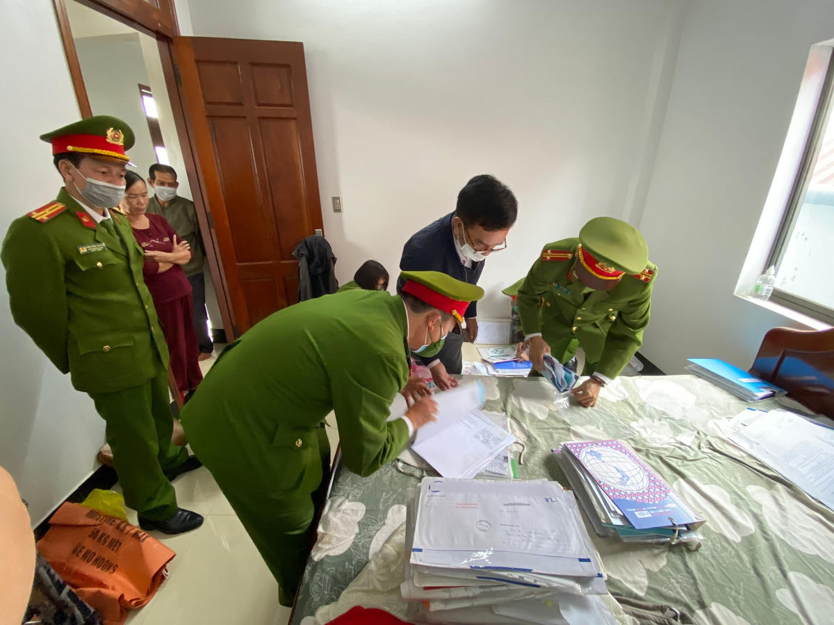 Trước đó, Công an cũng đã ra quyết định khởi tố, bắt tạm giam Giám đốc và kế toán của doanh nghiệp tư nhân Quang Đức. Ảnh: Công an cung cấp.