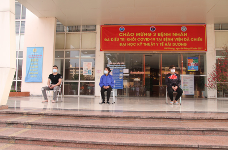 Ba bệnh nhân đầu tiên trong tâm dịch Hải Dương được ra viện. Nguồn: Trung Sơn