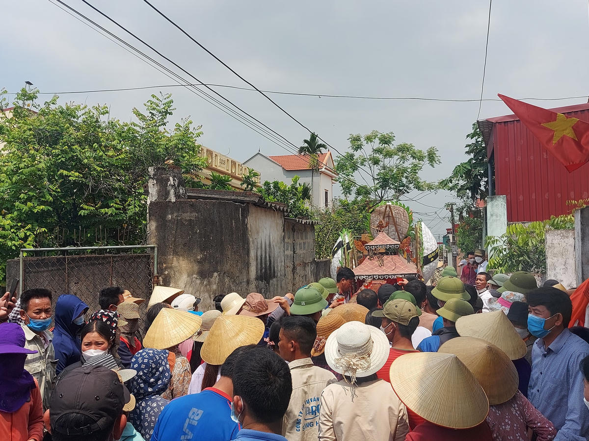 Giữa trưa ngày hôm nay (5/4), hàng trăm người dân thôn Xử Nhân đã ra tổ chức đưa tiễn 4 em học sinh tử nạn về nơi an nghỉ cuối cùng.