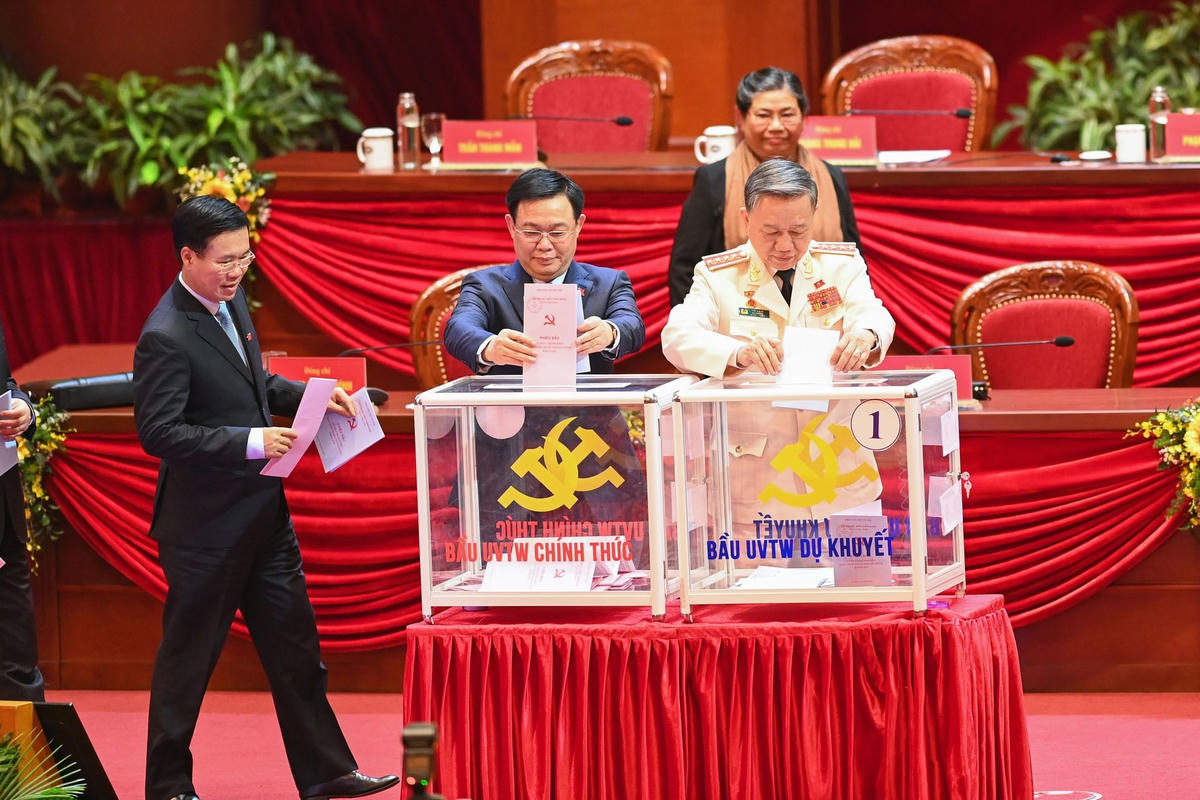 Bộ trưởng Bộ Công an Tô Lâm và Bí thư Thành ủy Hà Nội Vương Đình Huệ bỏ phiếu bầu Ban Chấp hành Trung ương khóa XIII.