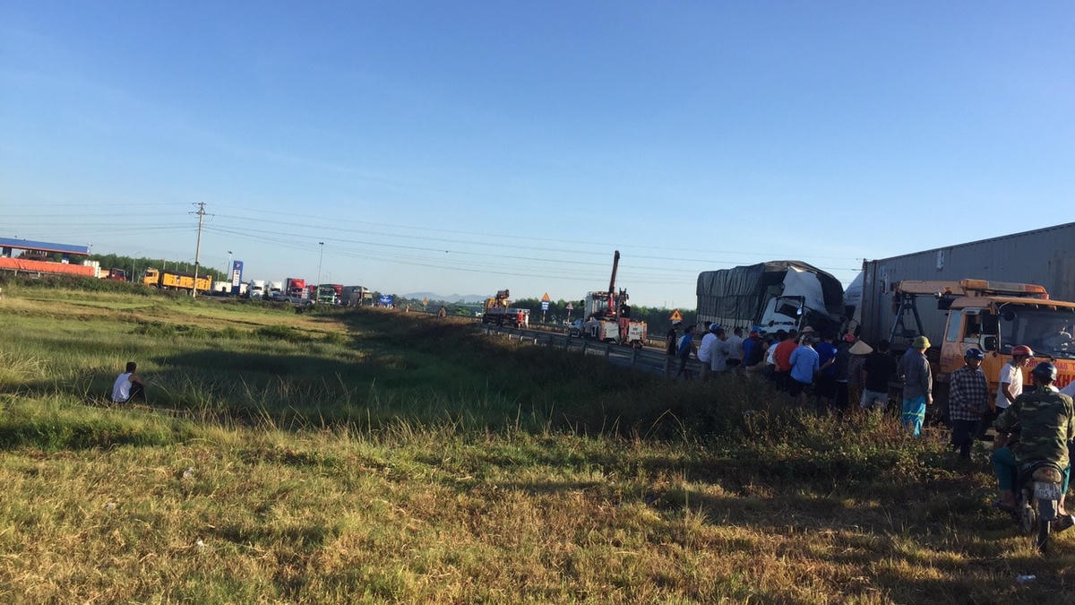 Vụ tai nạn khiến giao thông ách tắc kéo dài.