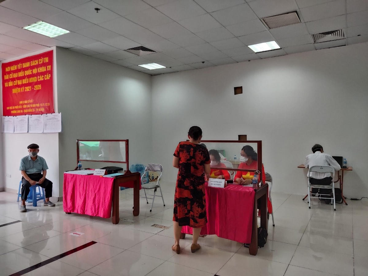 Cử tri bỏ phiếu bầu cử xong sẽ được đóng dấu vào phiếu cử tri là "đã bỏ phiếu".