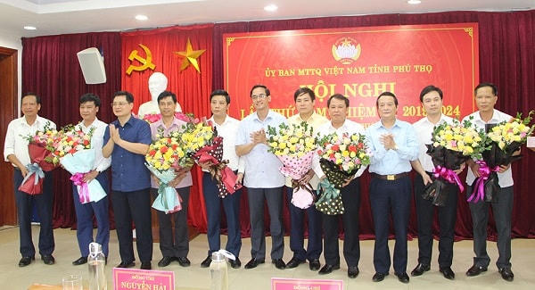 Ông Lương Ngọc Thạch (thứ 5 từ trái sang) được hiệp thương cử giữ chức vụ Phó Chủ tịch Ủy ban MTTQ Việt Nam tỉnh Phú Thọ.