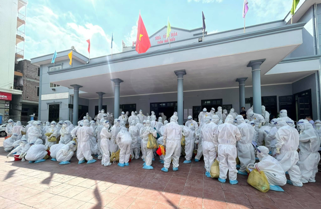 Các sinh viên trường Đại học Kỹ thuật Y tế Hải Dương về tâm dịch thôn Núi Hiểu thực hiện lấy mẫu test nhanh. Ảnh: Nguyễn Phương Thảo. 
