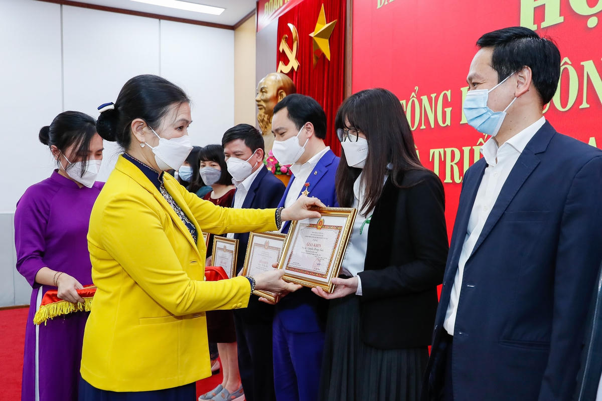 Phó Chủ tịch Trương Thị Ngọc Ánh trao giấy khen cho các đảng viên “Hoàn thành xuất sắc nhiệm vụ” năm 2021.
