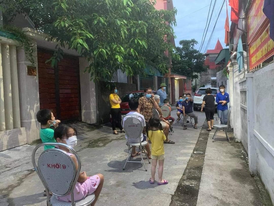 Lấy mẫu xét nghiệm cho người dân.