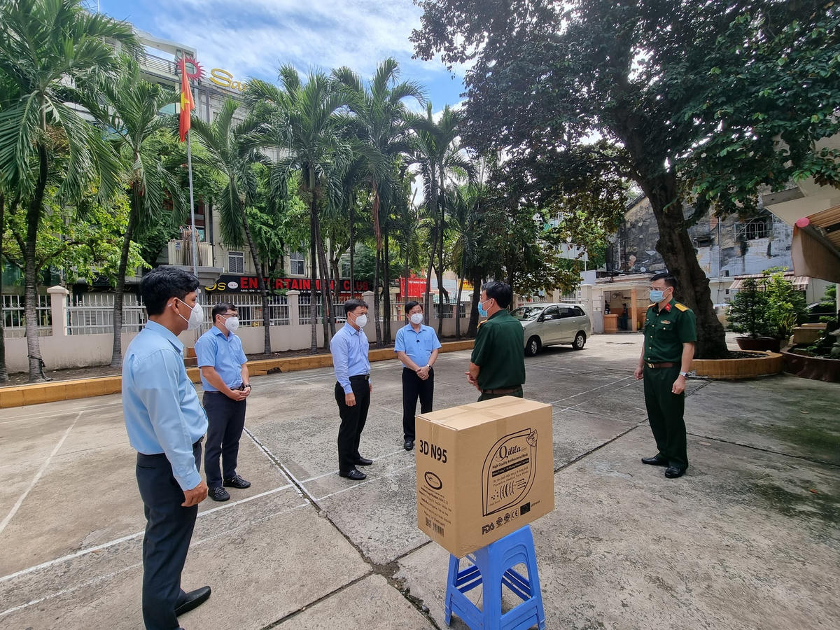 Sáng cùng ngày, đoàn công tác đã đến thăm và động viên các đơn vị Trung tâm Y tế, Công an quận, Ban Chỉ huy Quân sự quận