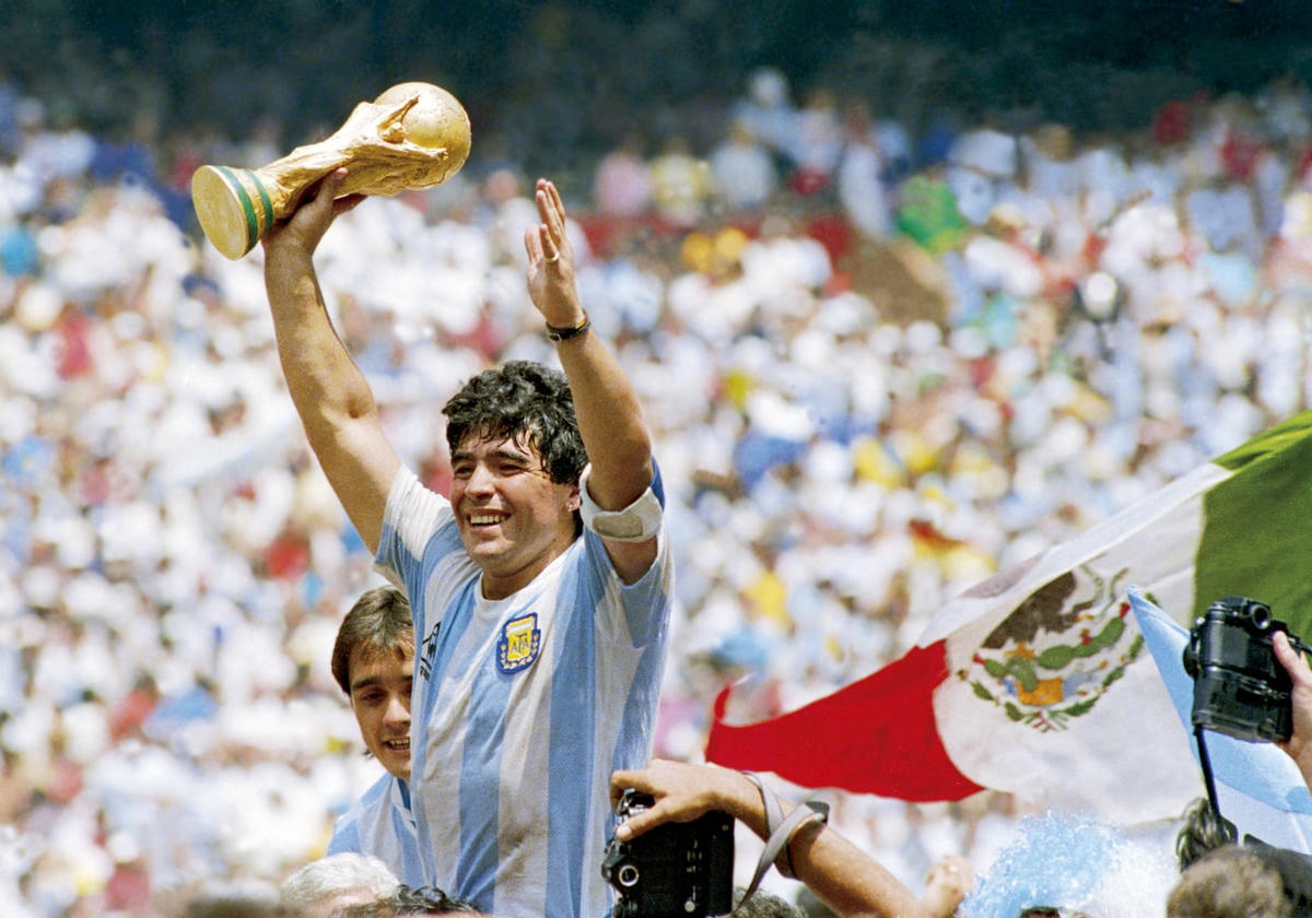 Maradona nâng cao chiếc cúp vô địch World Cup Mexico 1986. Ảnh: Getty Images.