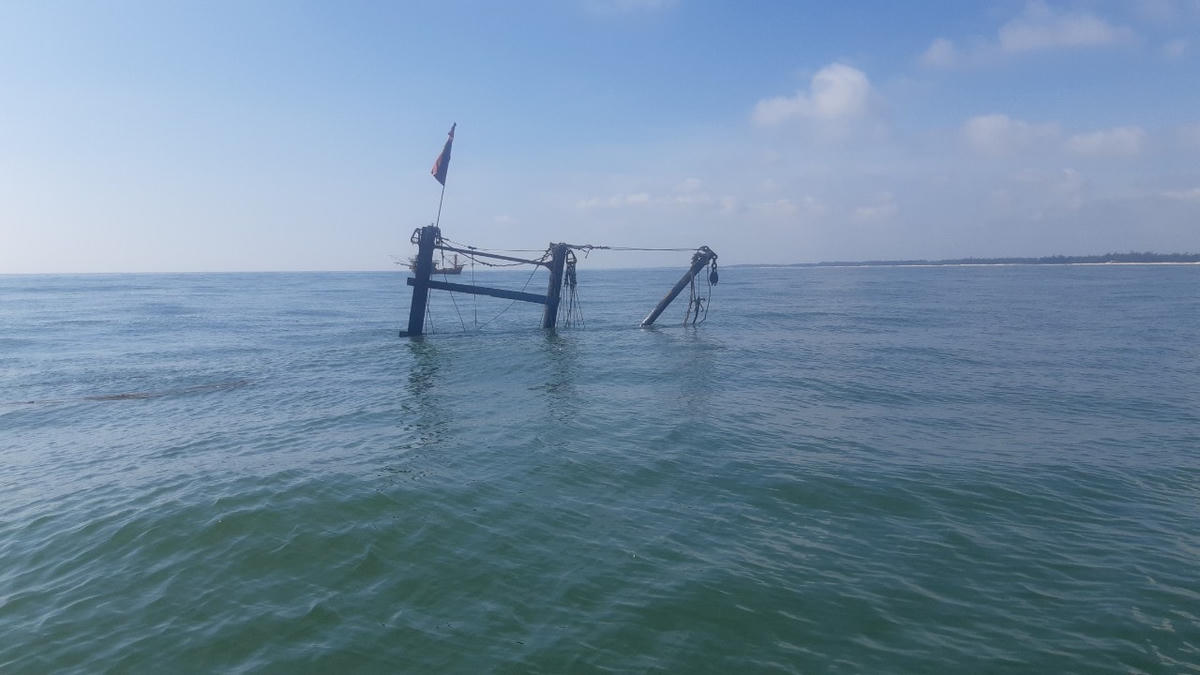 Tàu cá bốc cháy dữ dội và chìm dần trên biển. Ảnh: Đồn BP Cửa Tùng.
