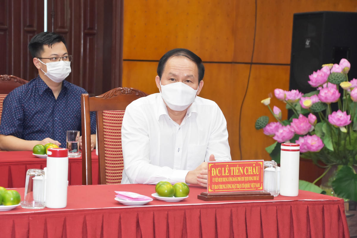 Ủy viên Trung ương Đảng, Phó Chủ tịch - Tổng Thư ký UBTƯ MTTQ Việt Nam Lê Tiến Châu tham dự Lễ phát động Chương trình “Triệu phần quà, nghìn tấn nông sản nghĩa tình”.