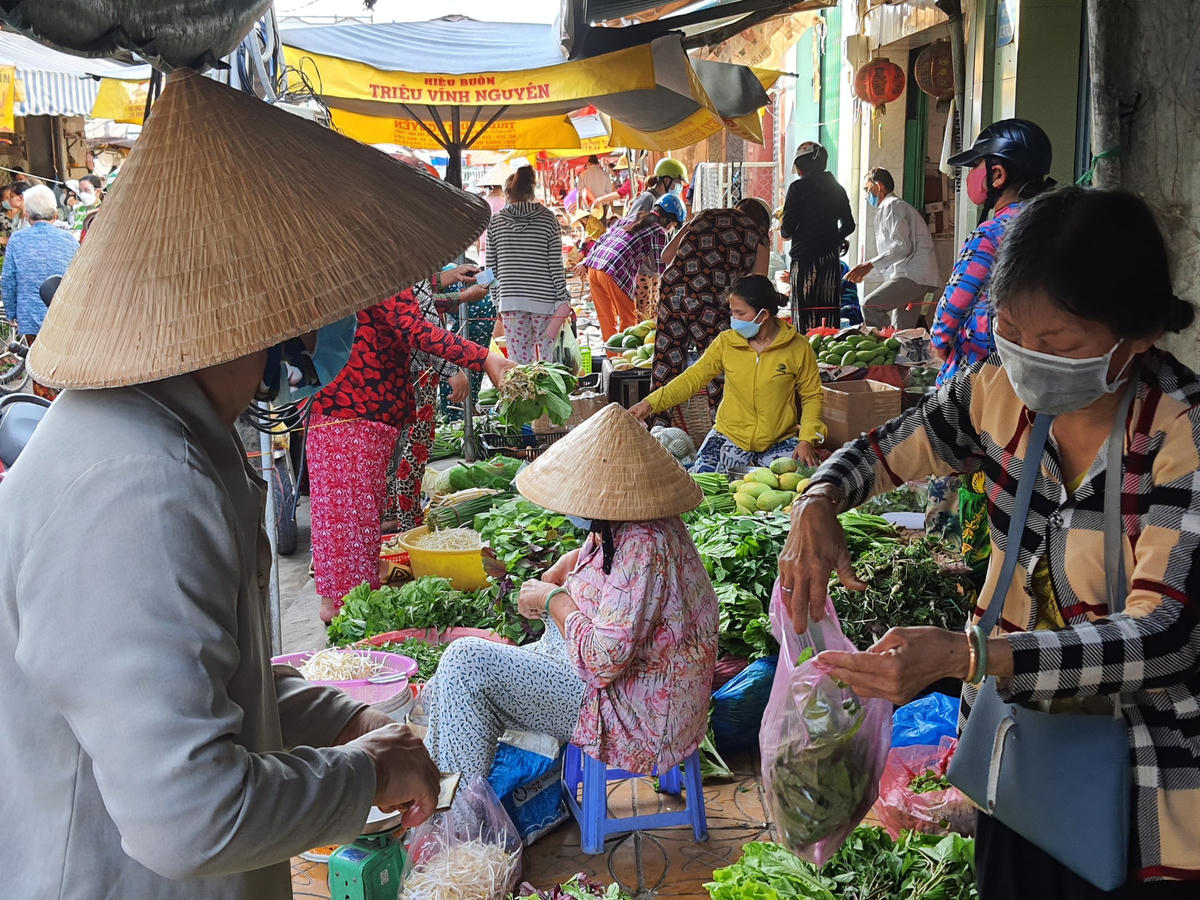 Sáng nay, người dân đến các chợ mua rau, củ rất nhiều
