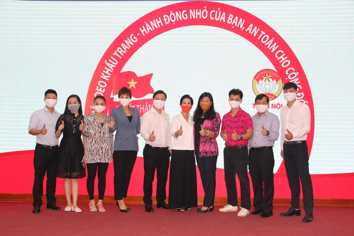 Chủ tịch Nguyễn Lan Hương cùng các văn nghệ sỹ phát động toàn dân đeo khẩu trang phòng chống Covid - 19.