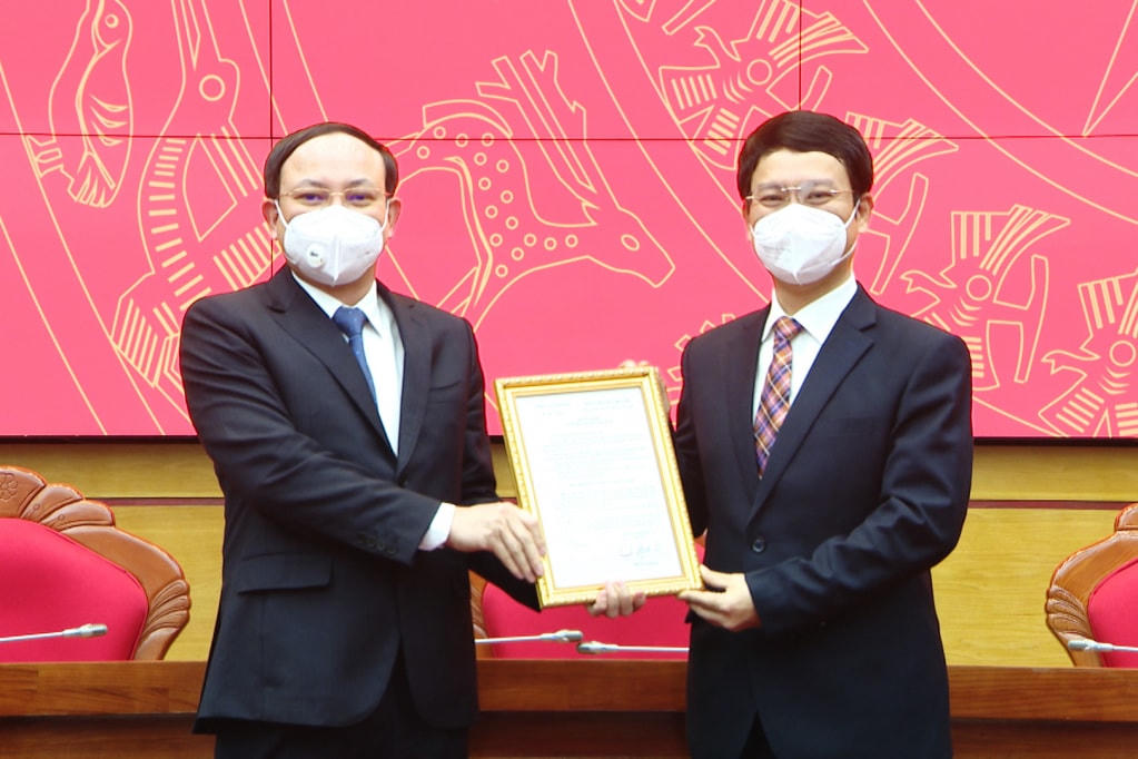 Ông Nguyễn Xuân Ký, Bí thư Tỉnh ủy trao quyết định cho ông Nguyễn Hồng Dương giữ chức vụ Trưởng ban Tuyên giáo Tỉnh ủy. Ảnh: QMG.