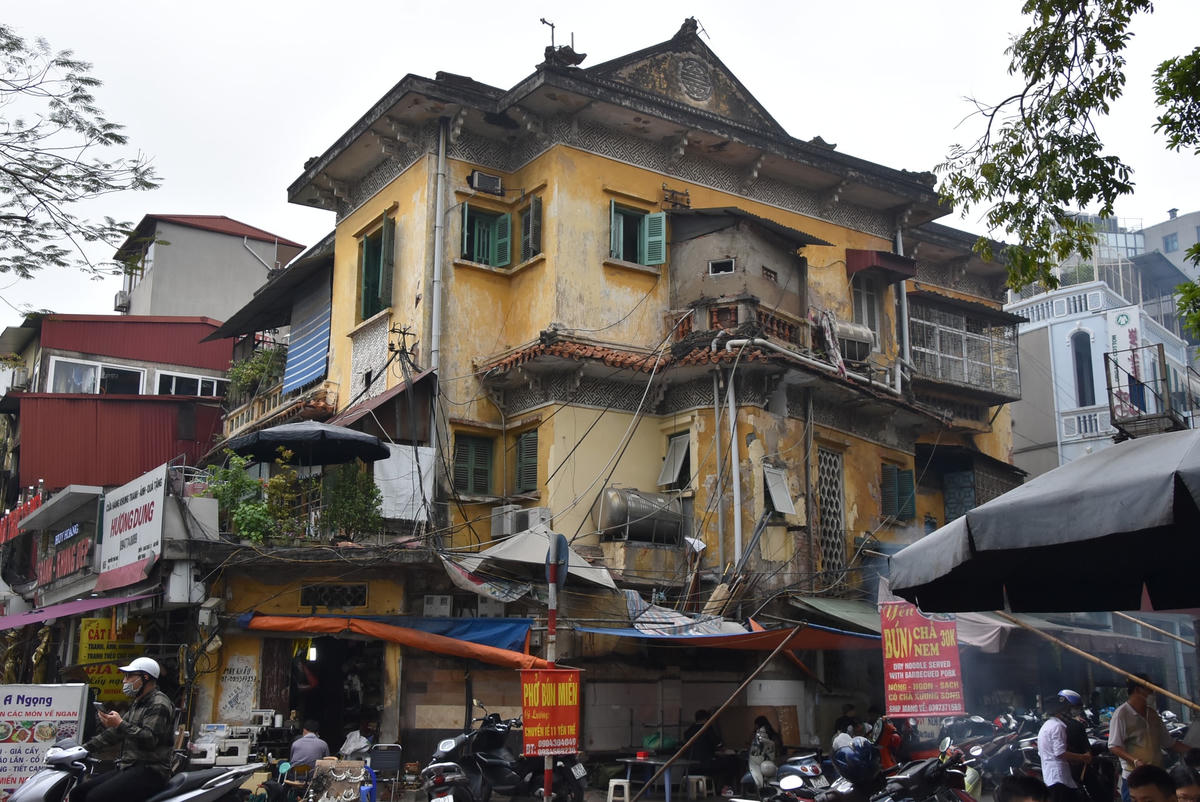 Một căn biệt thự cũ trên đường Nguyễn Thái Học với 2 mặt tiền rộng rãi...