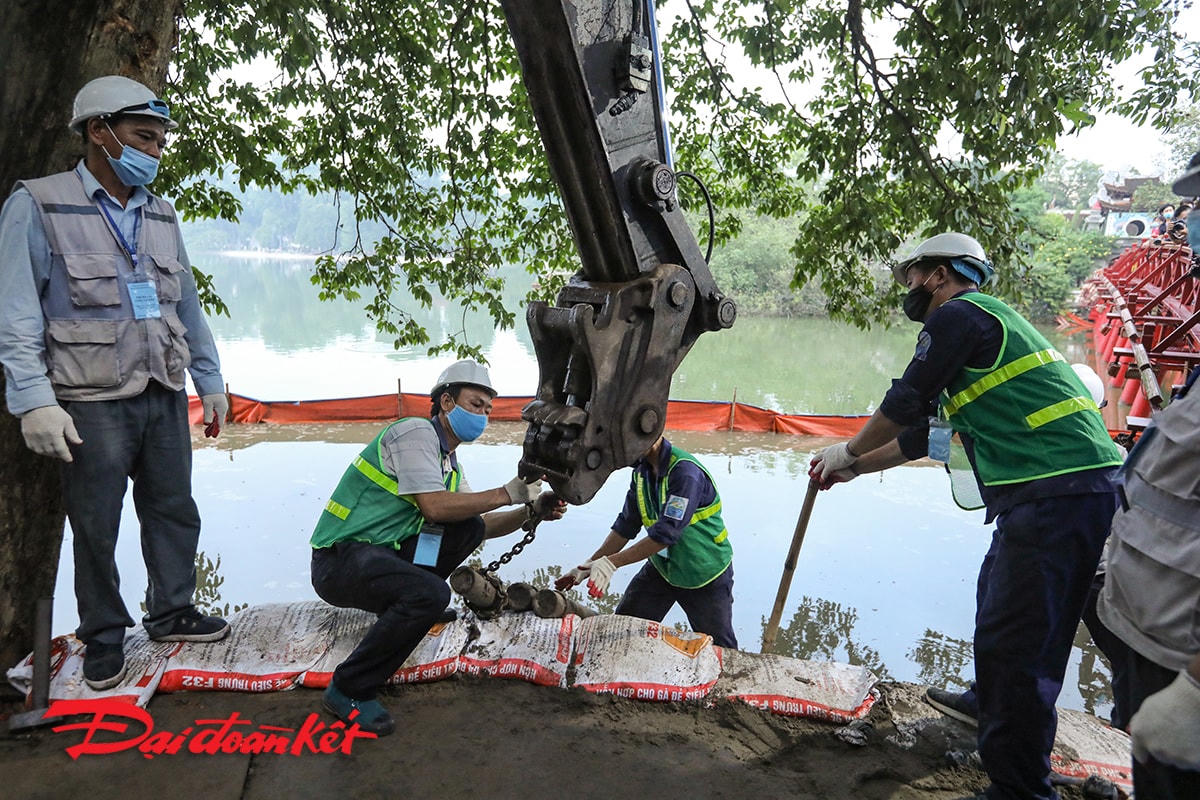 Để đảm bảo tiêu chí không xâm lấn diện tích lòng hồ, đơn vị thi công đã tiến hành rất cẩn trọng công tác trắc địa để xác định vị trí đặt kè đảm bảo không xâm phạm vào mốc di sản, không thu hẹp lòng hồ. Đây là công đoạn không được phép sai số dù chỉ là 1cm!