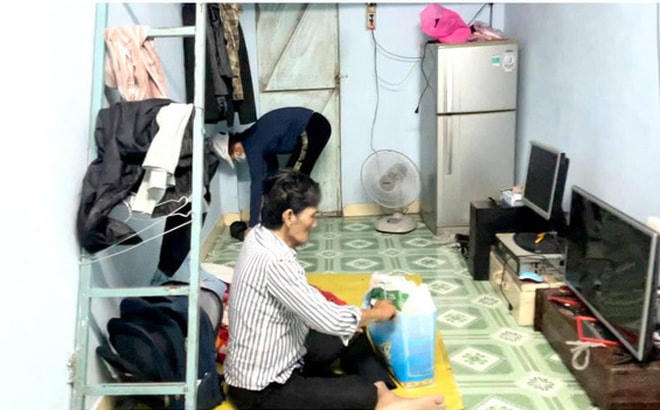 Ở tuổi 65, nam nghệ sĩ sống một mình trong phòng trọ 20 m2, kinh tế khó khăn, thiếu thốn. 