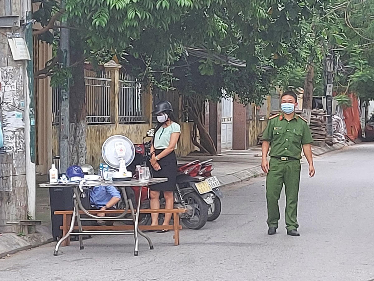 Các chốt kiểm soát dịch được thiết lập tại khu vực Xóm Trại, phường Đằng Giang.