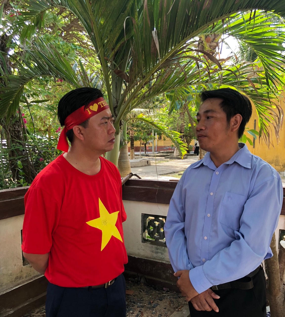 Ông Vũ Hùng (bên trái) chia sẻ với ông Đỗ Đức Huy, Chủ tịch Ủy ban MTTQ xã đảo Sinh Tồn tại huyện đảo Trường Sa, tỉnh Khánh Hòa. Ảnh: Lê Na.