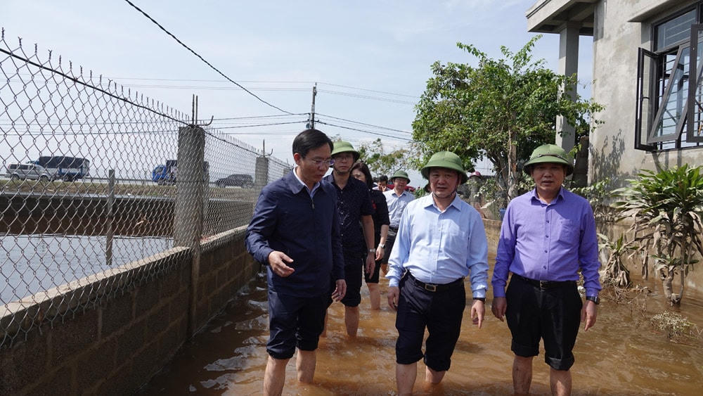 Ủy viên Trung ương Đảng, Phó Chủ tịch - Tổng Thư ký UBTƯ MTTQ Việt Nam Hầu A Lềnh với bà con vùng lũ Quảng Bình.